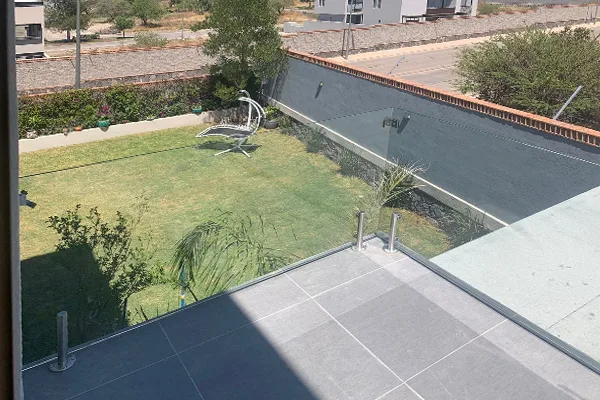 Barandal de aluminio con vidrio diseño 3