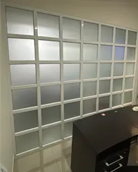 Mampara de aluminio con vidrio esmerilado blanco
