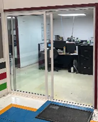 Puerta de acceso de aluminio para oficinas
