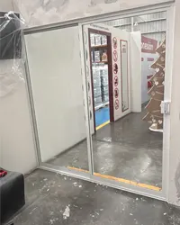 Puerta corrediza de aluminio para oficinas y bodegas