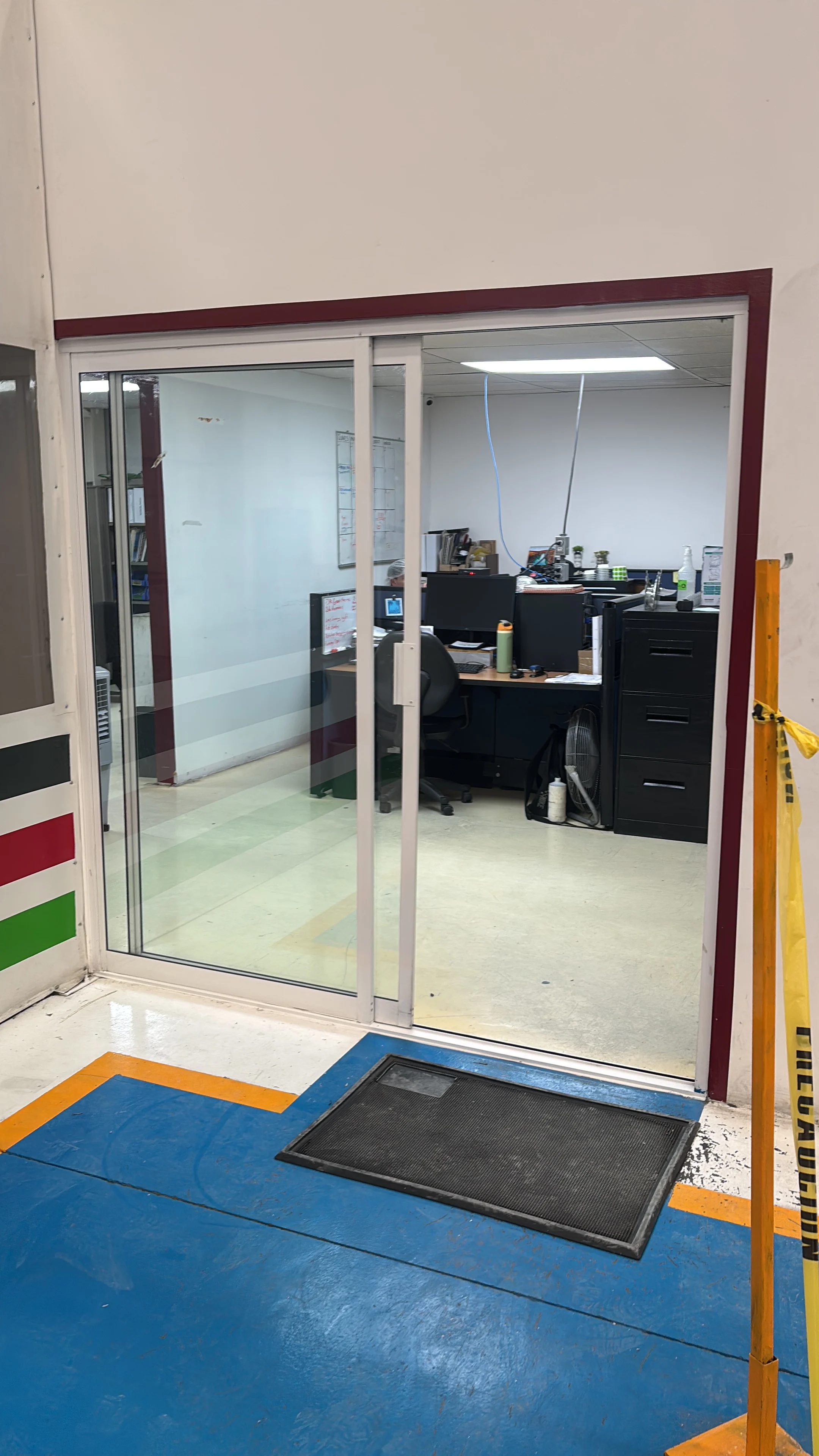 Puerta de acceso con tapete sanitario